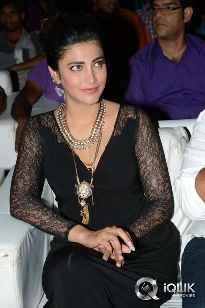 Shruti-Hassan-at-Race-Gurram-Success-Meet